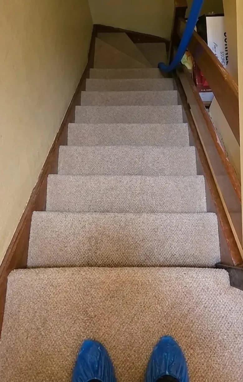 Ten istý schodiskový koberec po tepovaní, bez škvŕn